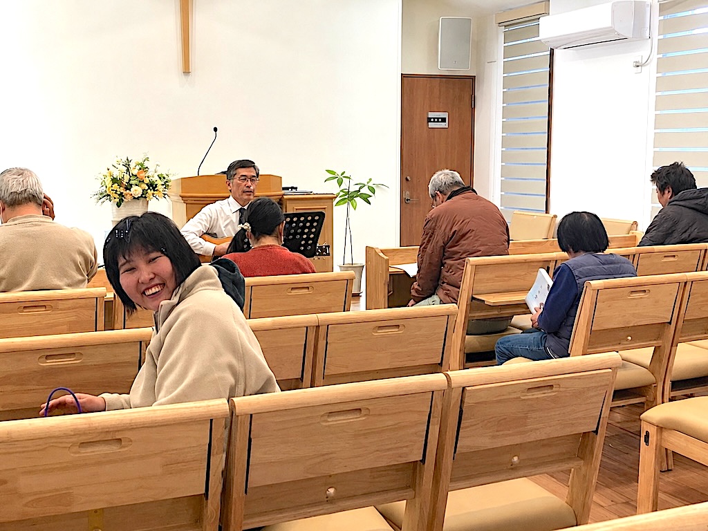 聖書紙芝居と賛美の様子